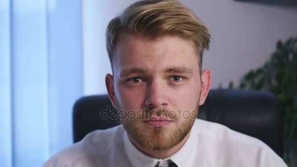 Boss is angry with his subordinate employee in the office. close up - Séquence, vidéo