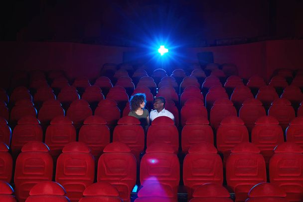 Jovem casal amoroso compartilhando momento romântico no cinema
 - Foto, Imagem