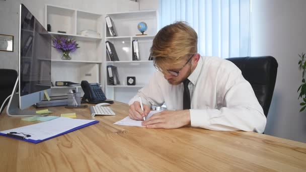 angry Businessman signing documents on office table And scatter them - Filmmaterial, Video
