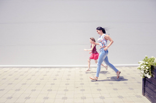 Mother and daughter running - Foto, imagen