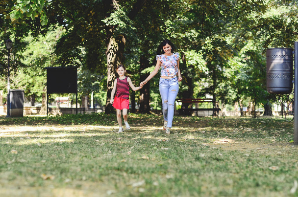 mamá y su hija caminando en el parque - Foto, Imagen