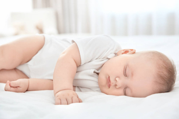 Cute little baby sleeping on bed at home - Foto, afbeelding