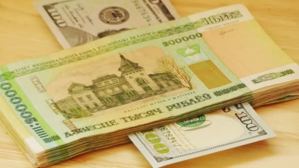 Białoruski rubli par wartości dwieście tysięcy kłamstwo i Dolar amerykański (USD) na drewnianym stole. - Materiał filmowy, wideo