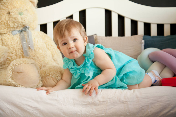 kis baba lány reggel ágyban - Fotó, kép