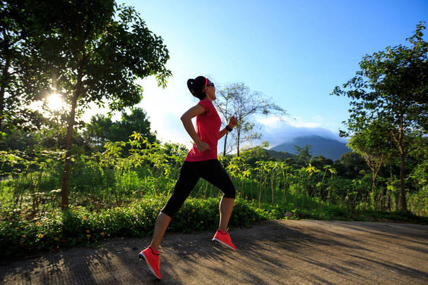 Жінка біжить лісовою стежкою
 - Фото, зображення
