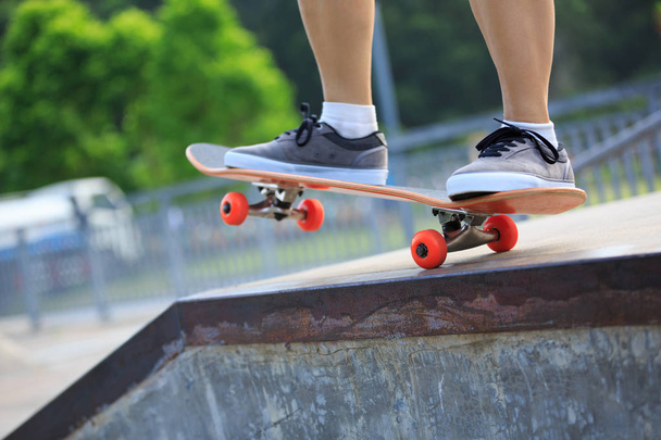 young woman skateboarding - Foto, afbeelding