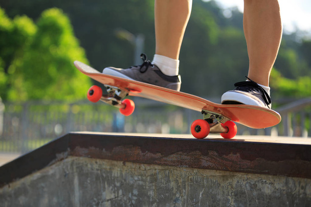 young woman skateboarding - Foto, Imagem