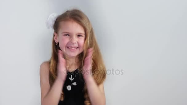 Bájos lány, ugrás, taps kezét és mosolyogva. Lassú mozgás. Stúdió felvétel. - Felvétel, videó
