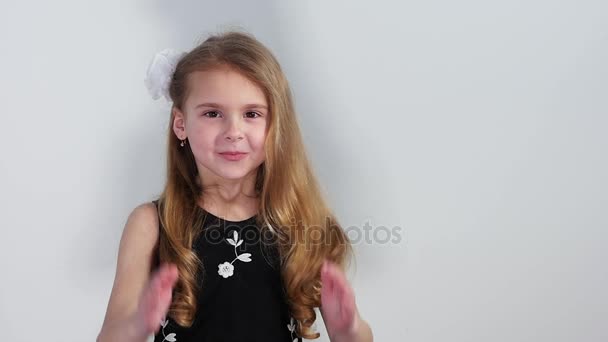 Beautiful girl looks into the camera and starts to clap hands and laughing. Slow motion - Video