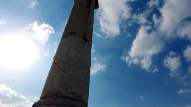 Στήλη μιας αρχαίας πόλης ενάντια σε ένα καταγάλανο ουρανό. Jarash - Πλάνα, βίντεο