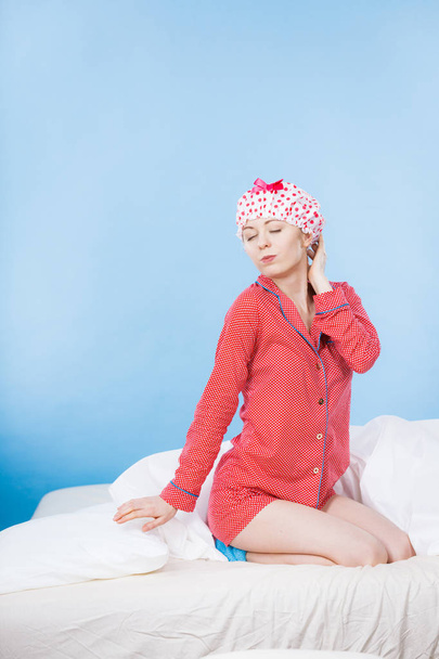 Funny woman wearing pajamas and bathing cap - Foto, Imagem