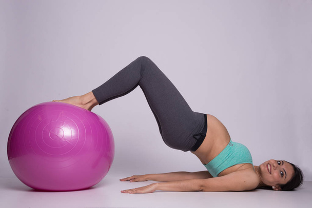 Mujer embarazada haciendo ejercicio con Pilates Ball
 - Foto, Imagen