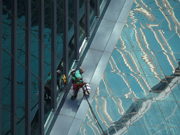 человек чистое стекло здания
 - Фото, изображение