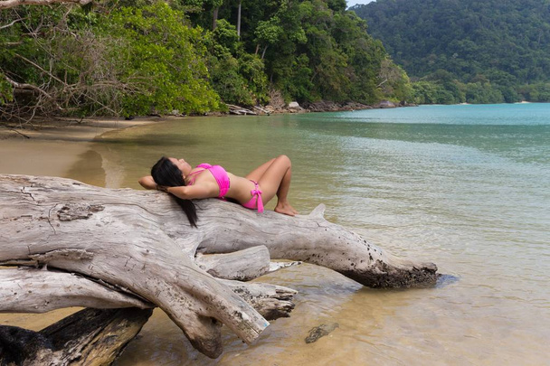 Mulher Relaxante na Praia Tropical
 - Foto, Imagem