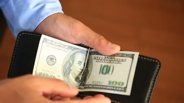 Mens τα χέρια κρατούν ένα κλιπ χρημάτων με δολάρια - Πλάνα, βίντεο