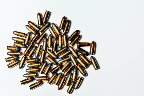 Close up van 9 mm. opsommingstekens met 9 mm. pistool op achtergrond - Foto, afbeelding