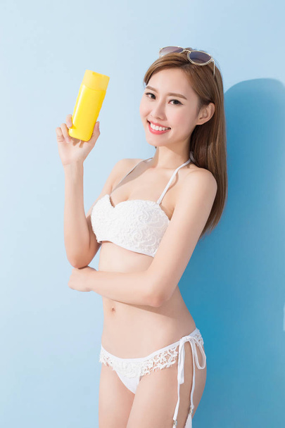 woman holding  sunscreen - Фото, изображение