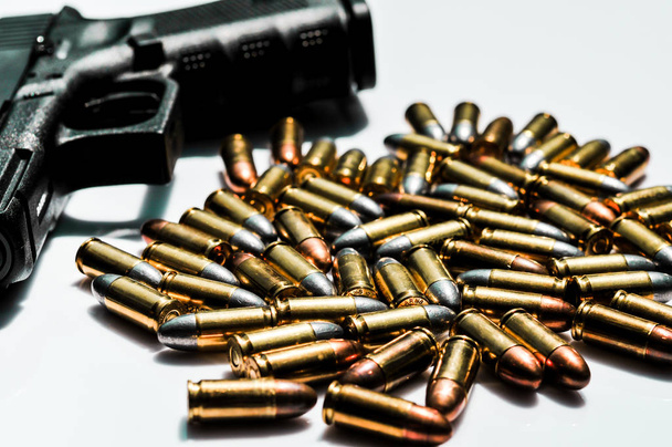 Close up van 9 mm. opsommingstekens met 9 mm. pistool op achtergrond - Foto, afbeelding