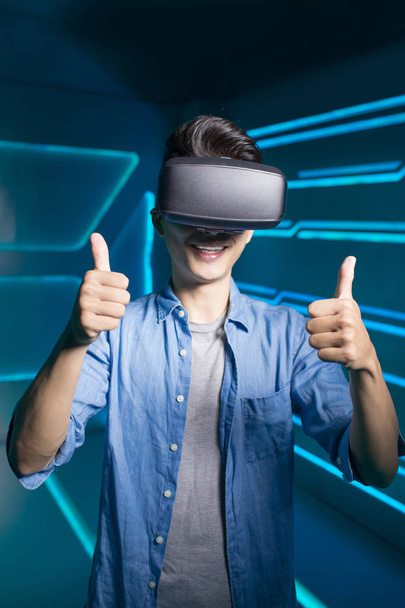 man wearing  vr and showing thumbs up - Фото, изображение