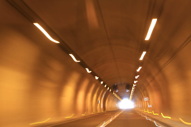 le tunnel avec des lumières
  - Photo, image