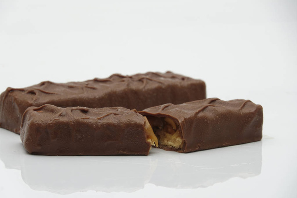 Close-up van chocoladereep geïsoleerd op wit - Foto, afbeelding
