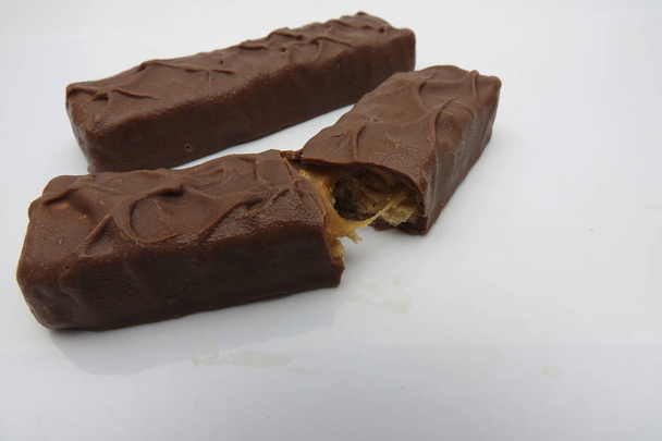 Primer plano de la barra de chocolate aislado en blanco - Foto, imagen