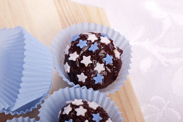 σοκολάτα πραλίνες με μπλε και λευκά αστέρια - Φωτογραφία, εικόνα