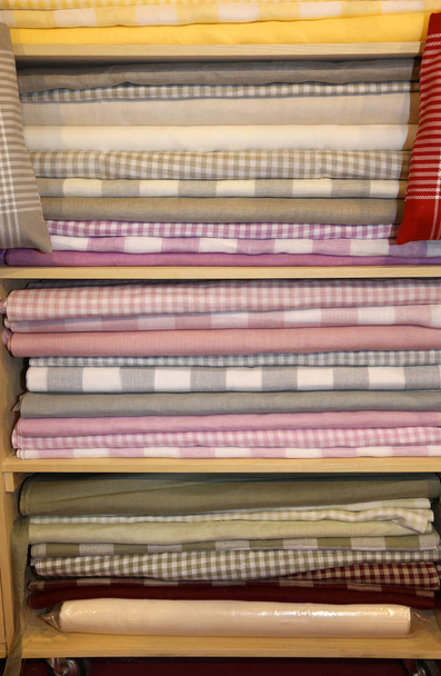 Muitos tecidos para venda na prateleira cheia de haberdashery
 - Foto, Imagem