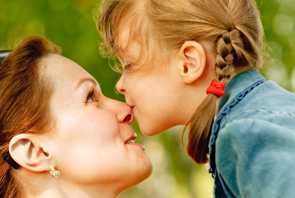 Mädchen küsst Mutter auf Nase - Foto, Bild