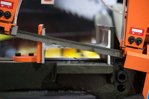 Serra de fita automática barra de aço ferramenta de corte por alimentação automática
 - Foto, Imagem