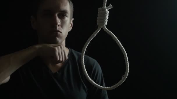 Selbstmordkonzept. Mann auf dem Hintergrund der Schlaufe für den Hals. - Filmmaterial, Video