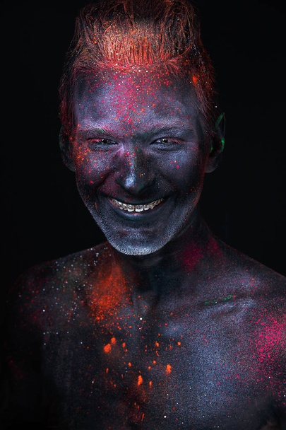 Portret mężczyzny namalowany w świetlówki Uv kolory. - Zdjęcie, obraz