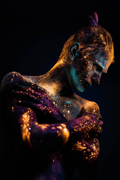 Retrato de un hombre pintado en colores UV fluorescentes
. - Foto, imagen
