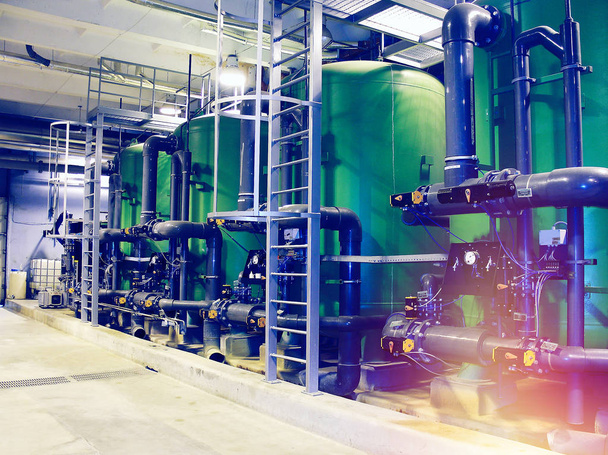 réservoirs de traitement d'eau à la centrale électrique
 - Photo, image