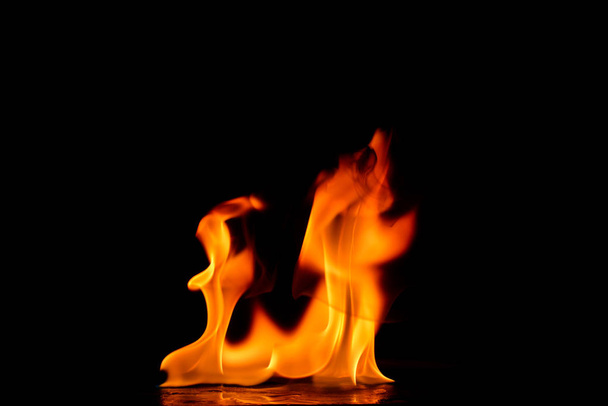 Hermosas llamas de fuego sobre fondo negro
. - Foto, Imagen