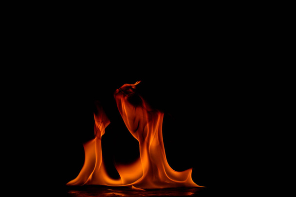 Hermosas llamas de fuego sobre fondo negro
. - Foto, imagen