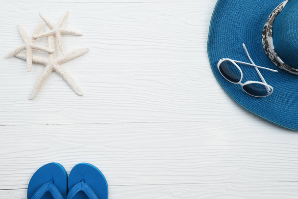 Літній капелюх та сонцезахисні окуляри з аксесуарами та сандалі
  - Фото, зображення