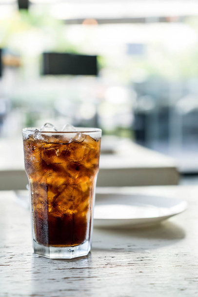 iced cola on the table - Foto, afbeelding