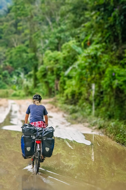 Andar de bicicleta através de Sumatra
 - Foto, Imagem