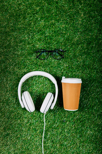 headphones and coffee to go - Foto, Imagem