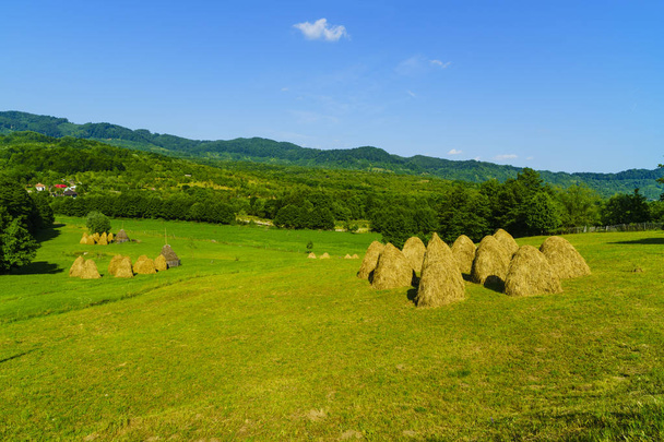 Prachtige berglandschap met haystak - Foto, afbeelding