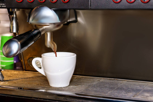 Taze kahve ve beyaz fincan içine dökme profesyonel espresso makinesi yapar - Fotoğraf, Görsel