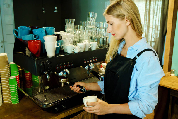Szakmai barista lány teszi friss kávét az emberek kávéház - Fotó, kép