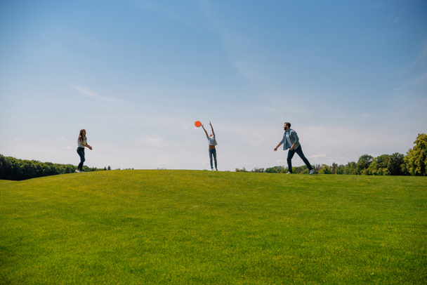 Οικογένεια παίζει με ιπτάμενα δίσκου  - Φωτογραφία, εικόνα