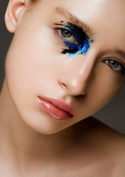 Beauty fashion model with black and blue makeup - Foto, afbeelding