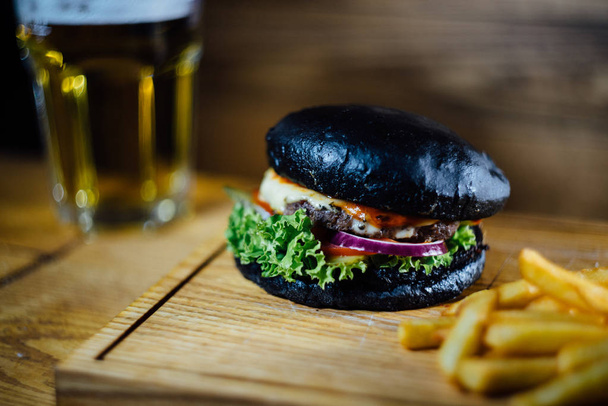 Hamburguesa negra gourmet con guisos de ternera
  - Foto, imagen
