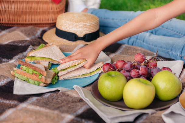 Сэндвич с руками
  - Фото, изображение