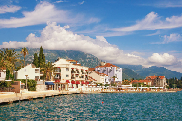 Embankment de la ciudad de Tivat. Bahía de Kotor, Montenegro
 - Foto, imagen