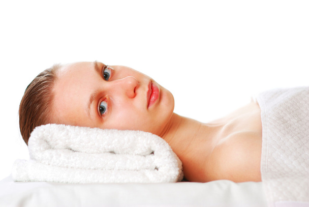 Женщина лежит на полотенце
 - Фото, изображение