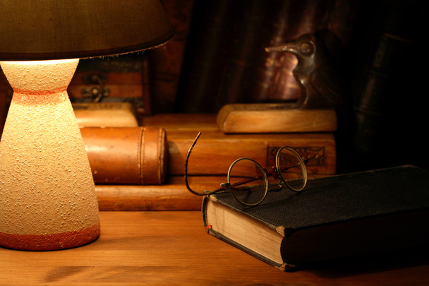 oude boeken en lamp - Foto, afbeelding